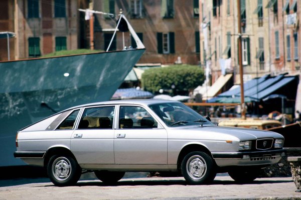 Lancia има завидно наследство, когато става дума за иновации, но до 70-те години на миналия век допусна катастрофи като Beta и Gamma. Последният беше луксозен седан или купе с 2,5-литров четирицилиндров двигател, който задвижваше предните колела. Или поне го правеше, когато работеше. Но при пълно заключване на волана ремъците на гърбиците бяха склонни да се изплъзват от водачите, разрушавайки буталата и клапаните.